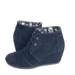 black Heeled boot Toms